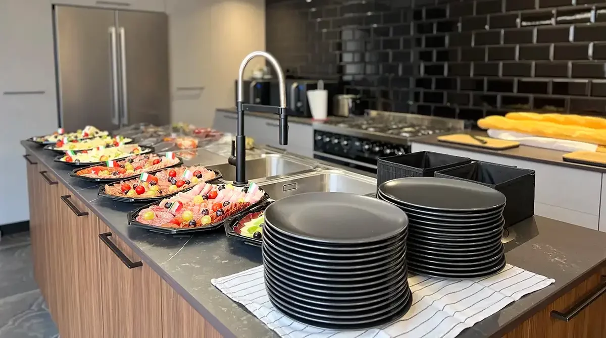 Buffet dans la cuisine équipée d'in Tudinio