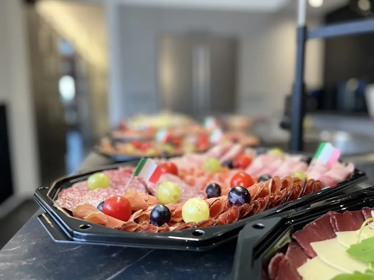 Buffet gourmand sur le plan de travail de la cuisine d'In Tudinio