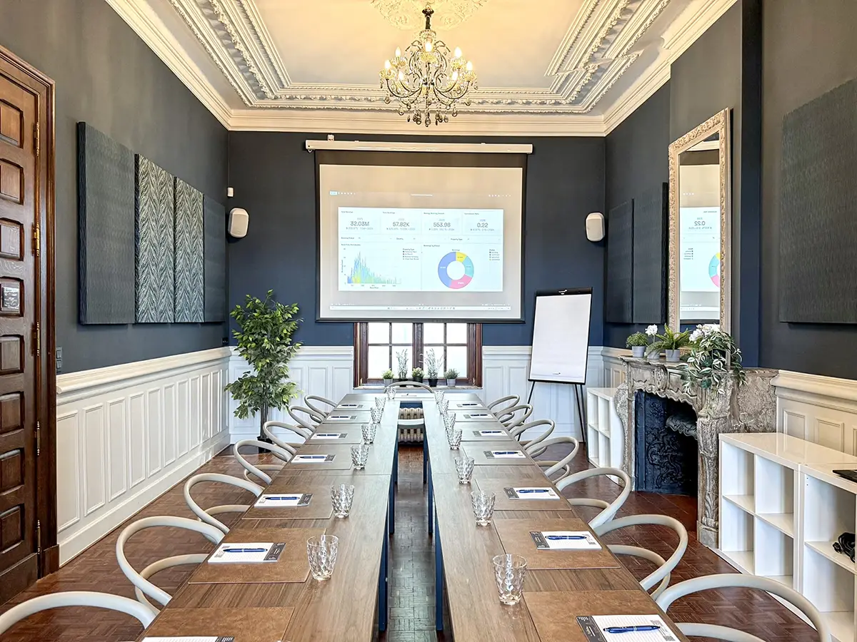 Vue intérieure d'une salle adaptée aux conférences et formations