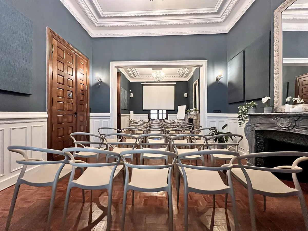 Grande salle lumineuse avec espace modulable pour entreprises