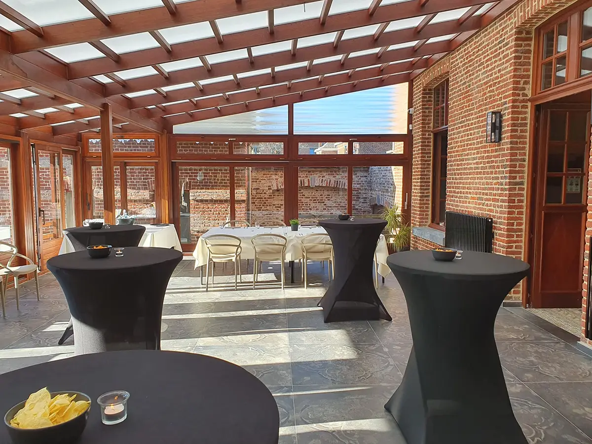 Mange debout dans le jardin d'hiver pour une réception