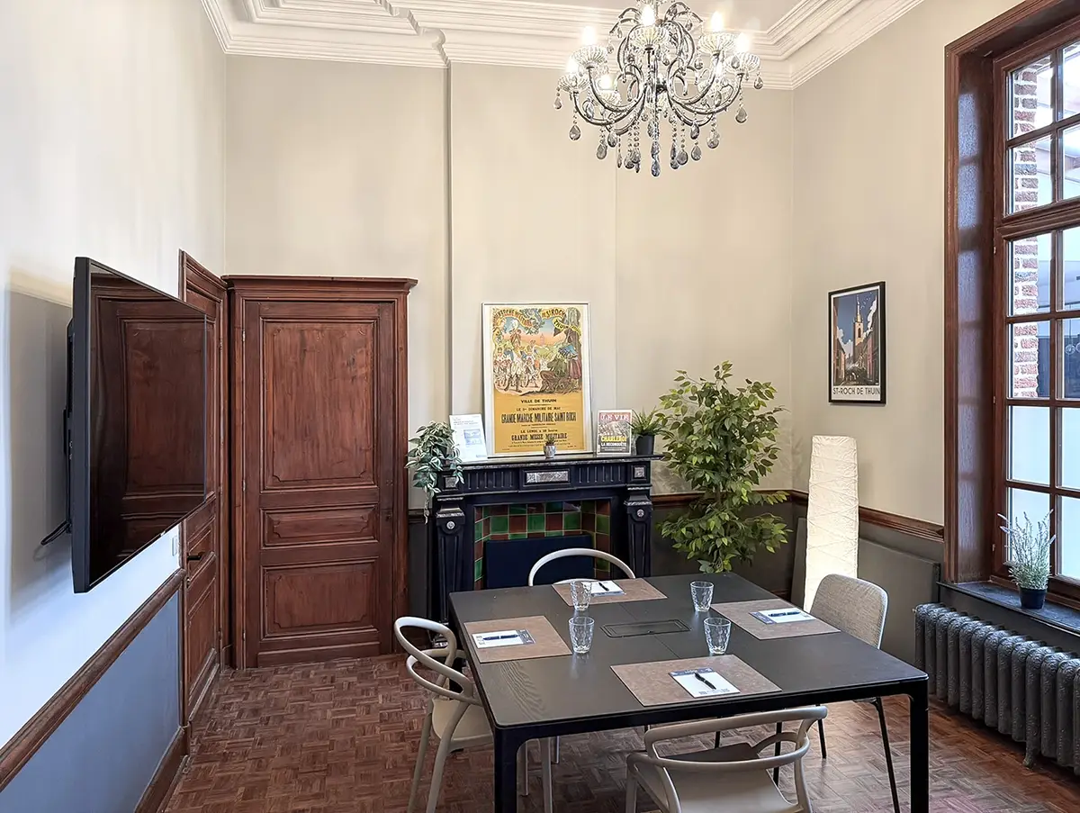 Petit salon lumineux offrant un cadre intimiste pour vos événements